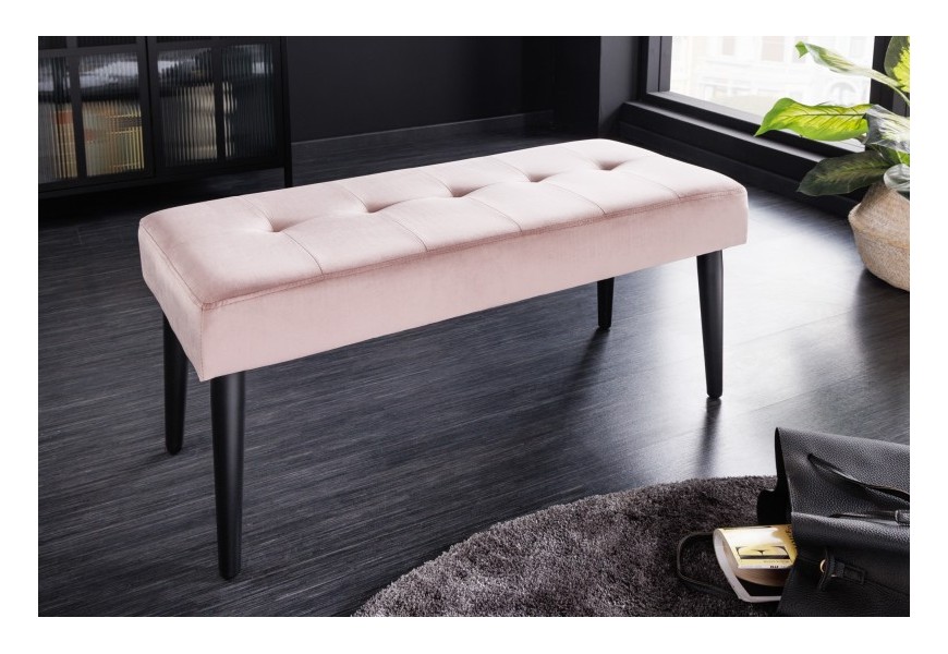 Štýlová moderná lavica Soreli s ružovým zamatovým poťahom s prešívaním a s kovovými nohami čiernej farby