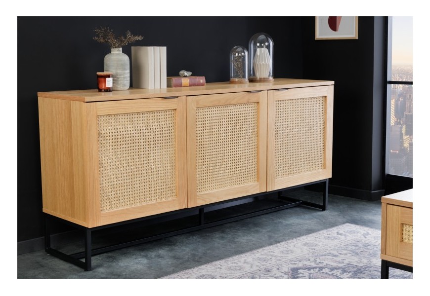 Štýlový moderný príborník Vierata v svetlohnedej farbe z dubového dreva s dvierkami s ratanovým výpletom a čiernou podstavou
