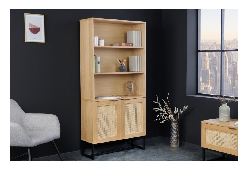 Elegantný masívny regál Vierata v svetlohnedom odtieni s tromi poličkami a dvierkami s ratanovým výpletom