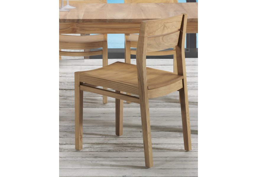 Moderná bledohnedá jedálenská stolička Fjordar z masívneho dreva s tvarovanou chrbtovou opierkou