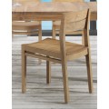 Moderná bledohnedá jedálenská stolička Fjordar z masívneho dreva s tvarovanou chrbtovou opierkou