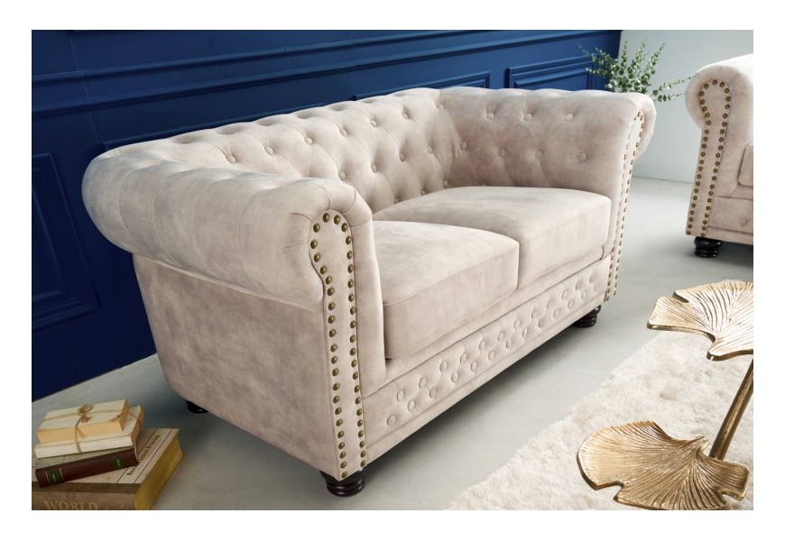 Luxusná chesterfield dvojsedačka Contessa v krémovej farbe s prešívaním a zdobením kovovými cvokmi