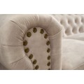 Chesterfield dvojsedačka Contessa so zamatovým čalúnením v svetlej farbe šampanského s masívnymi nožičkami 150cm
