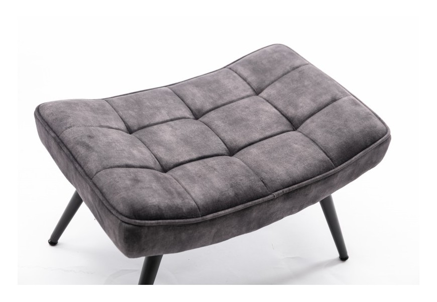 Dizajnová škandinávska taburetka Scandinavia s tmavošedým prešívaným čalúnením a šikmými čiernymi nožičkami z kovu