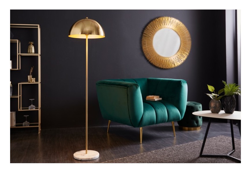 Stojaca art deco lampa Jaspeado v kovovom lesklom zlatom vyhotovení s tyčovitou konštrukciou na mramorovom podstavci v bielej farbe okrúhleho tvaru