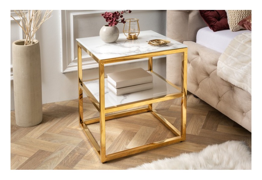 Moderný biely nočný stolík Gold Marbleux so sklenenou vrchnou doskou v mramorovom vyhotovení s kovovou konštrukciou zlatá