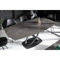 Jedálenský stôl v modernom štýle Lutz s kovovou asymetrickou konštrukciou v čiernej matnej farbe a vrchnou keramickou sivou rozkladacou doskou oválneho tvaru