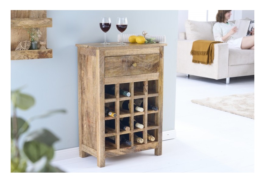 Vidiecka vinotéka Hemingway z masívneho mangového dreva v prírodnej hnedej farbe so zásuvkou a šestnástimi priehradkami na fľaše