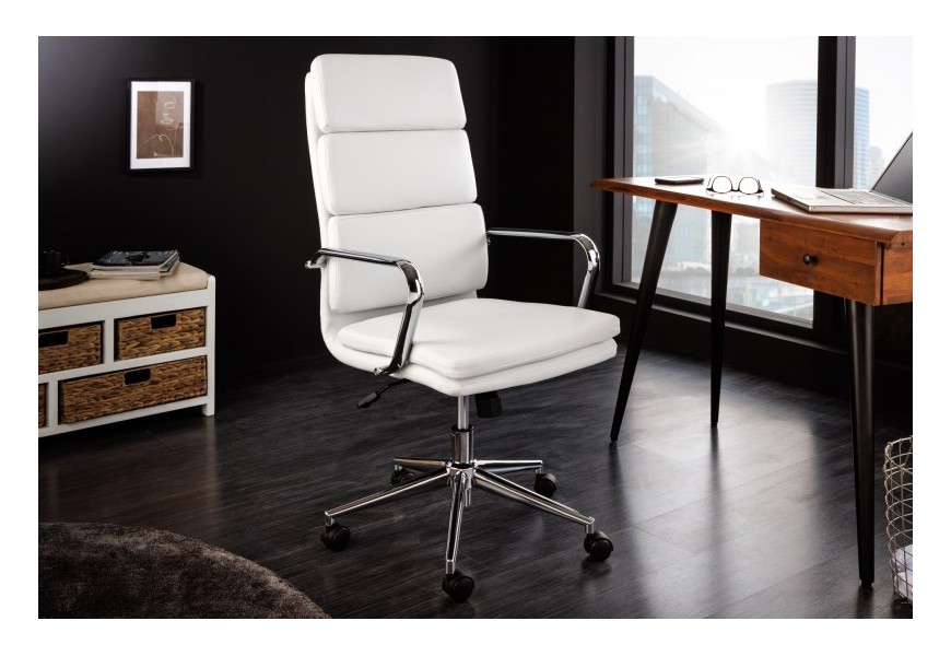 Elegantná polohovateľná kancelárska stolička Armstrong s bielym koženým čalúnením a chrómovou konštrukciou na kolieskach