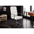 Elegantná polohovateľná kancelárska stolička Armstrong s bielym koženým čalúnením a chrómovou konštrukciou na kolieskach