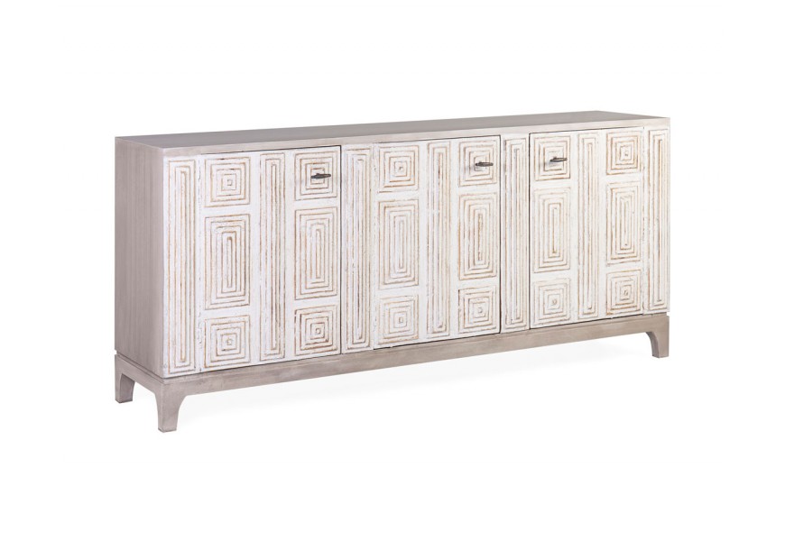 Luxusný masívny príborník Sierra v bielo-hnedej farbe s tromi dvierkami s reliéfnym geometrickým zdobením s patinou