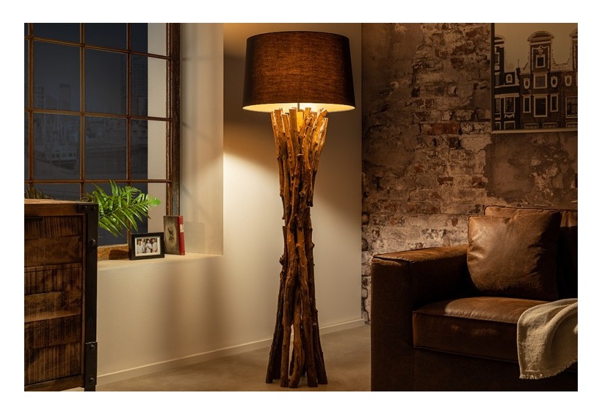 Dizajnová stojaca lampa Missle v prírodnom štýle s podstavou z teakového dreva a s čiernym okrúhlym tienidlom
