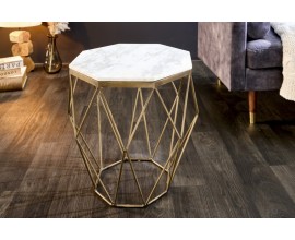 Dizajnový príručný stolík Diamond Marble v modernom prevedení z mramoru s mosadznou podstavou biely
