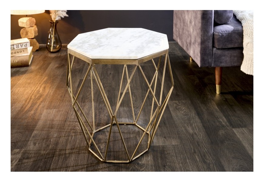 Dizajnový príručný stolík Diamond Marble v modernom prevedení z mramoru s mosadznou podstavou biely
