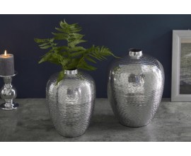 Elegantný set dvoch orientálne ladených váz Mumbai z kovu striebornej farby s kladivkovým vzorom