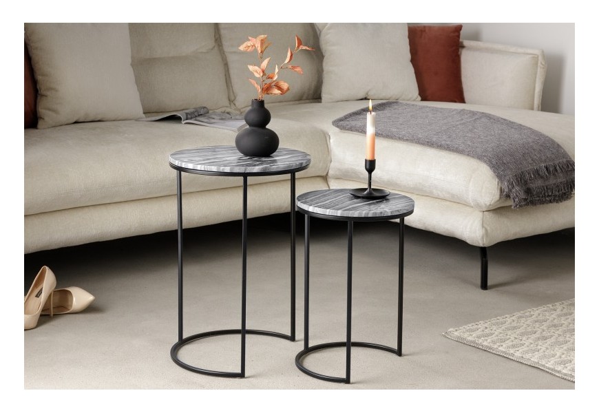 Moderný set dvoch kruhových mramorových príručných stolíkov Elements v sivom prevedení s čiernou kovovou podstavou