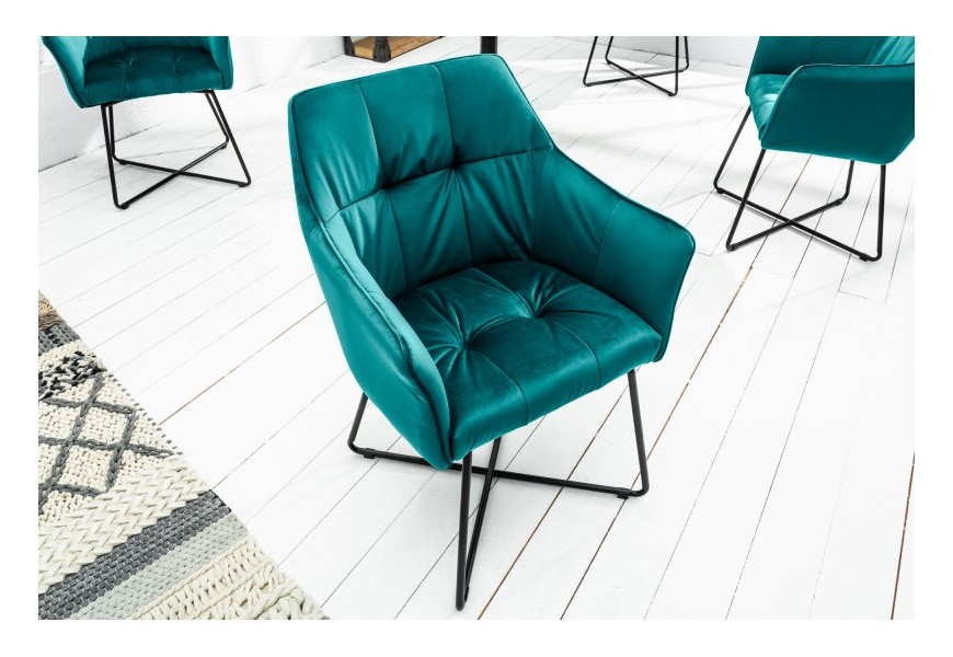 Štýlová jedálenská stolička Amala s tyrkysovým prešívaným poťahom zo zamatu s čiernymi kovovými nohami
