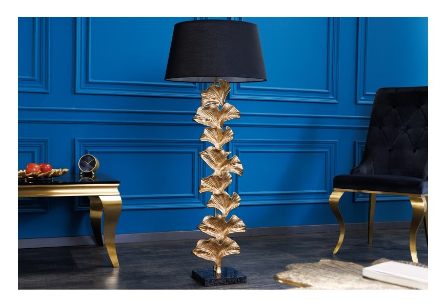 Dizajnová stojaca lampa Ginka v art-deco štýle so zlatou kovovou podstavou a čiernym tienidlom