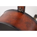 Masívna štýlová vinotéka Braley v tvare violončela hnedej farby s desiatimi priehradkami na víno 135cm