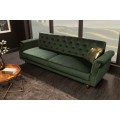 Luxusná rozkladacia retro sedačka chesterfield Bella v tmavo zelenom vyhotovení na hnedých drevených nožičkách s opierkami na ruky