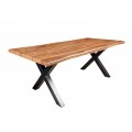 Masívny obdĺžnikový industriálny jedálenský stôl na prekrížených kovových čiernych nožičkách s mohutnou hnedou drevenou vrchnou doskou