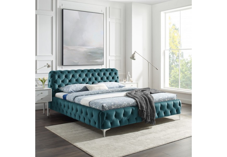 Luxusná manželská posteľ Modern Barock s tyrkysovým čalúnením zo zamatu s chesterfield prešívaním a striebornými nožičkami