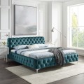 Luxusná manželská posteľ Modern Barock s tyrkysovým čalúnením zo zamatu s chesterfield prešívaním a striebornými nožičkami