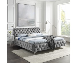 Luxusná manželská posteľ Modern barock so strieborným zamatovým poťahom a nožičkami z kovu