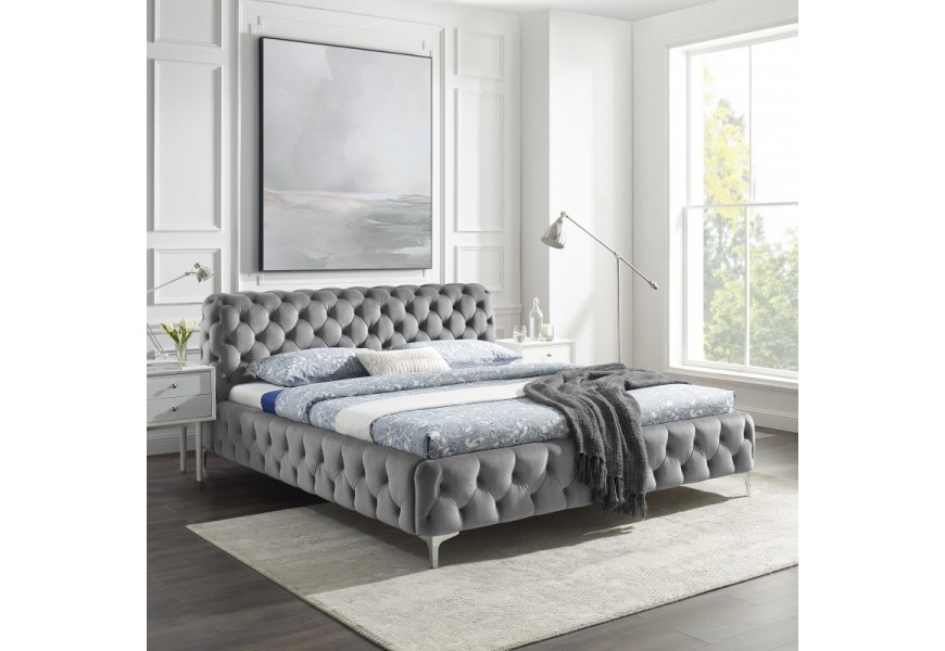 Luxusná manželská posteľ Modern barock so strieborným zamatovým poťahom a nožičkami z kovu