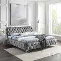 Luxusná manželská posteľ Modern barock so strieborným zamatovým poťahom a nožičkami z kovu