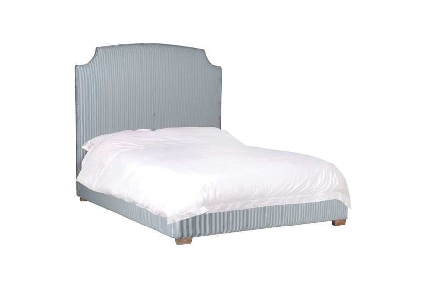 Retro manželská posteľ Acara s vysokým vykrojeným čelom a s poťahom v belasej farbe s bielymi prúžkami