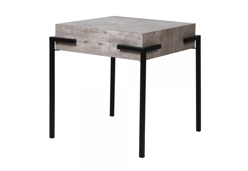 Dizajnový industriálny príručný stolík Maelynn s čiernymi kovovými nožičkami v prevedení sivý betón štvorcový