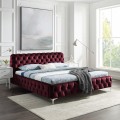 Luxusná chesterfield manželská posteľ Modern Barock so zamatovým poťahom v bordovej vínovej farbe a striebornými nožičkami