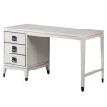 Moderný masívny kancelársky stolík Quadria Blanca v bielom prevedení s tromi zásuvkami s čiernymi úchytmi a kovaním