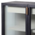 Moderná vitrína Kaleon z masívneho dreva čiernej farby a dvierkami z ryhovaného skla 105cm