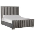 Luxusná moderná manželská posteľ Denver so sivým prešívaným čalúnením a striebornými nožičkami z kovu