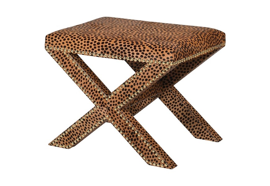Dizajnová kožená taburetka Feisty s leopardím vzorom a prekríženými nohami