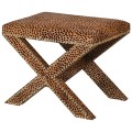 Dizajnová kožená taburetka Feisty s leopardím vzorom a prekríženými nohami