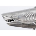 Dizajnová strieborná dekorácia žralok Perry z kovovej zlatiny 103cm