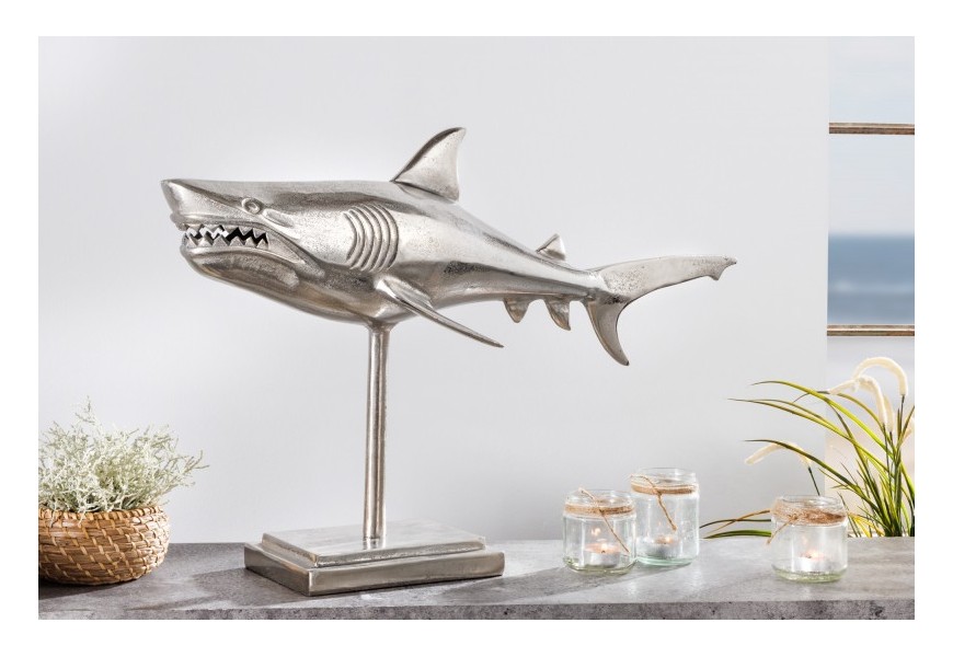 Dizajnová dekoračná soška žralok Perry v striebornej farbe z kovovej zliatiny na podstavci 68cm