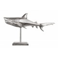 Dizajnová dekoračná soška žralok Perry v striebornej farbe z kovovej zliatiny na podstavci 68cm