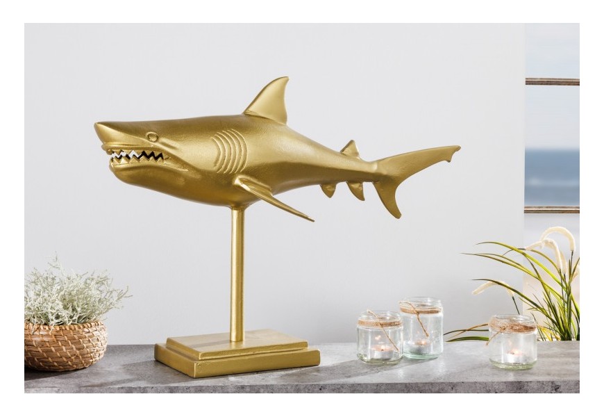 Dizajnová zlatá soška žralok Perry na podstavci z kovovej zliatiny