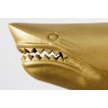 Zlatá dizajnová dekorácia žralok Perry z kovovej zliatiny na podstavci 68cm