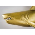 Dizajnová kovová nástenná dekorácia žralok Perry v zlatej farbe 105cm