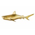Dizajnová kovová nástenná dekorácia žralok Perry v zlatej farbe 105cm