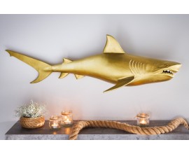 Dizajnová elegantná nástenná dekorácia žralok Perry v zlatom prevedení z kovu