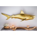 Dizajnová elegantná nástenná dekorácia žralok Perry v zlatom prevedení z kovu