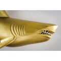 Moderná nástenná dekorácia žralok Perry v zlatej farbe z kovu 105cm