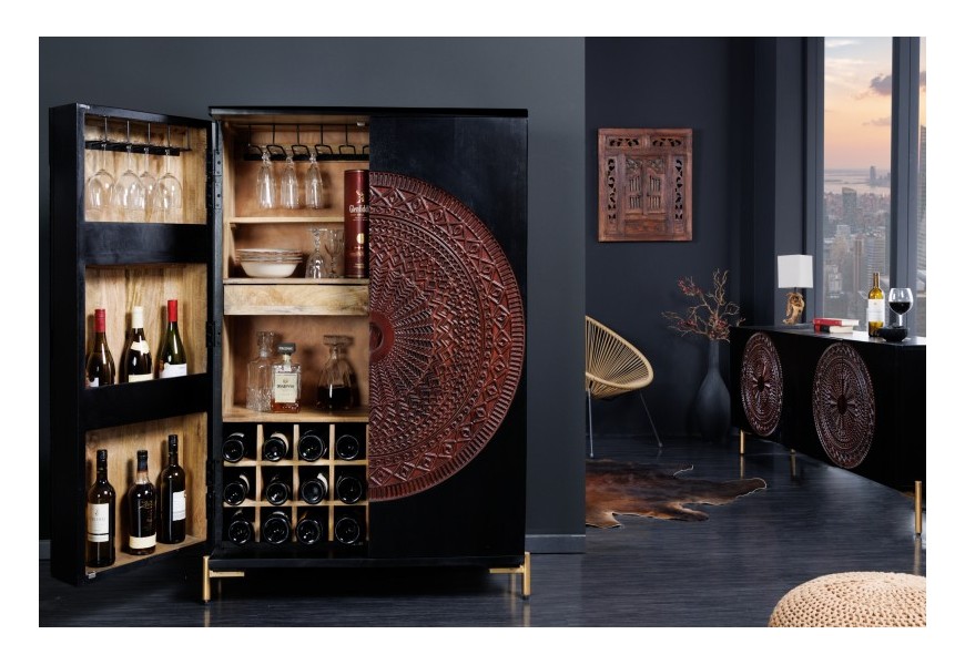 Luxusná orientálna barová skrinka Sallinger z mangového masívu čiernej farby s vyrezávaným hnedým zdobením mandaly