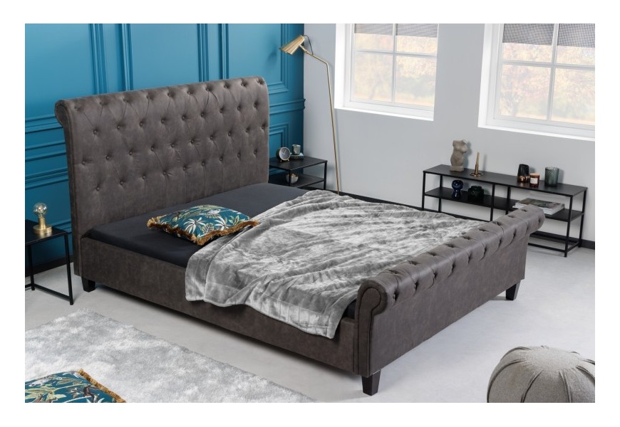 Chesterfield tmavosivá manželská posteľ Gambino s čalúnením z mikrovlákna a čiernymi nožičkami z dreva